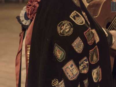 Mentre si preparano osserviamo il loro singolare abbigliamento: sopra una veste nera di ispirazione medievale spicca una cappa decoratissima. � infatti disseminata di decine di toppe ricamate che simboleggiano i luoghi dove hanno gi� suonato...